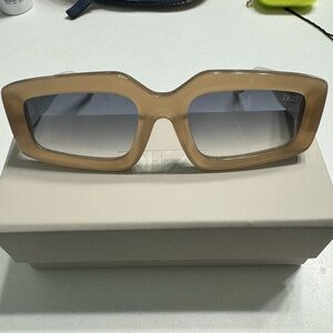 New in box Dezi sunnies